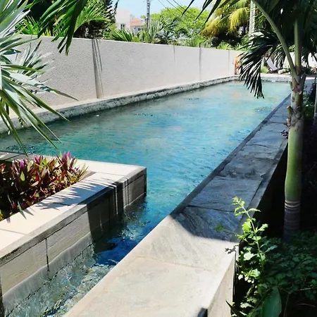 West Wood Holiday Apartment: Poolside Retreat near Flic En Flac Beach Exterior photo