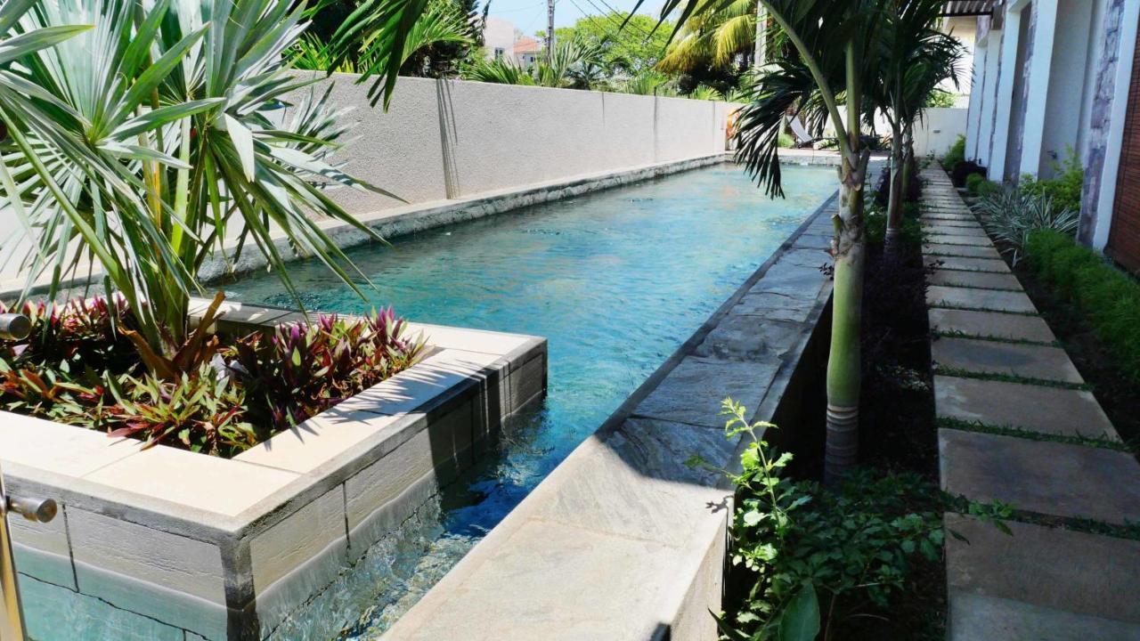 West Wood Apartment: Poolside Retreat Near