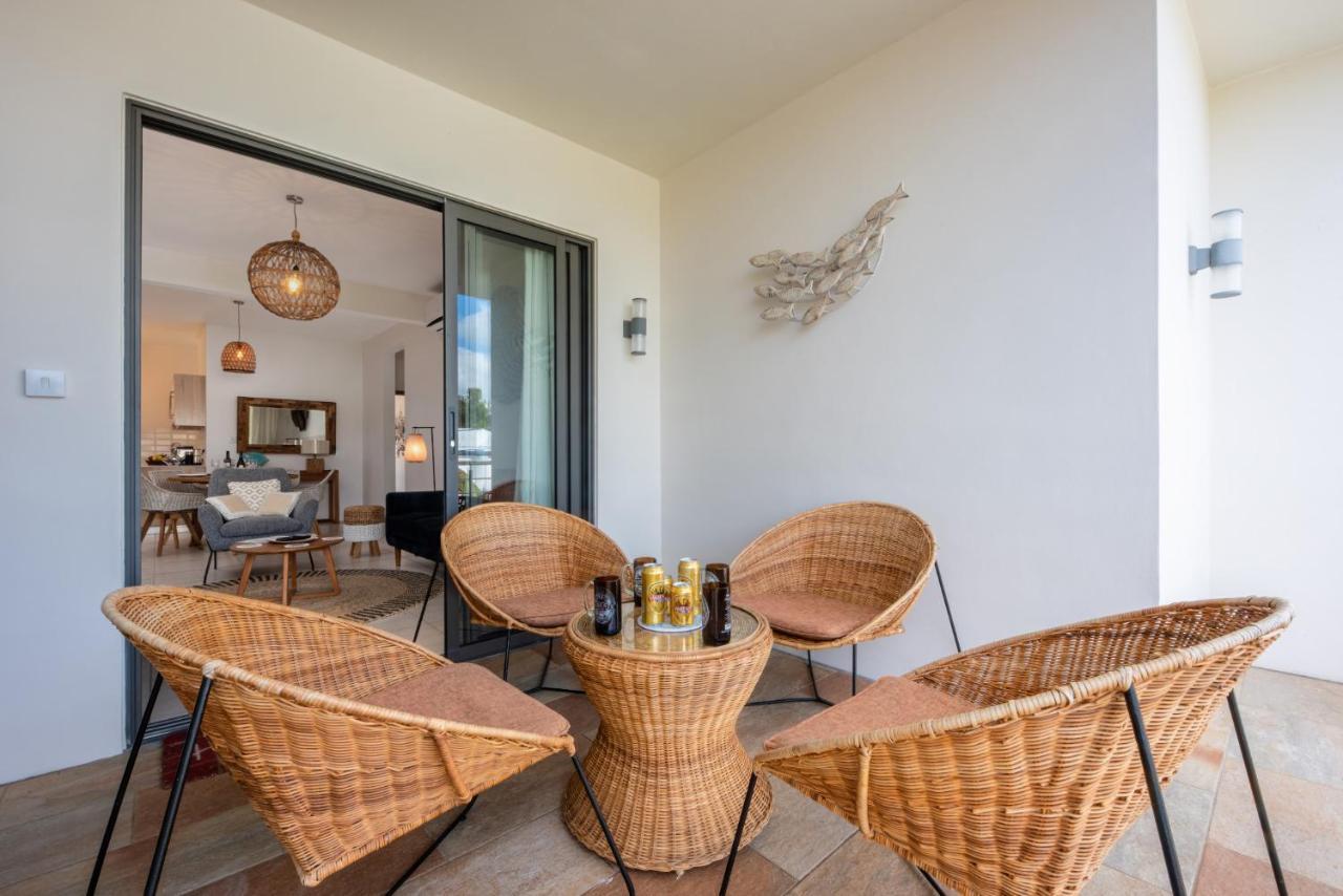 West Wood Apartment: Poolside Retreat Near * Flic en Flac