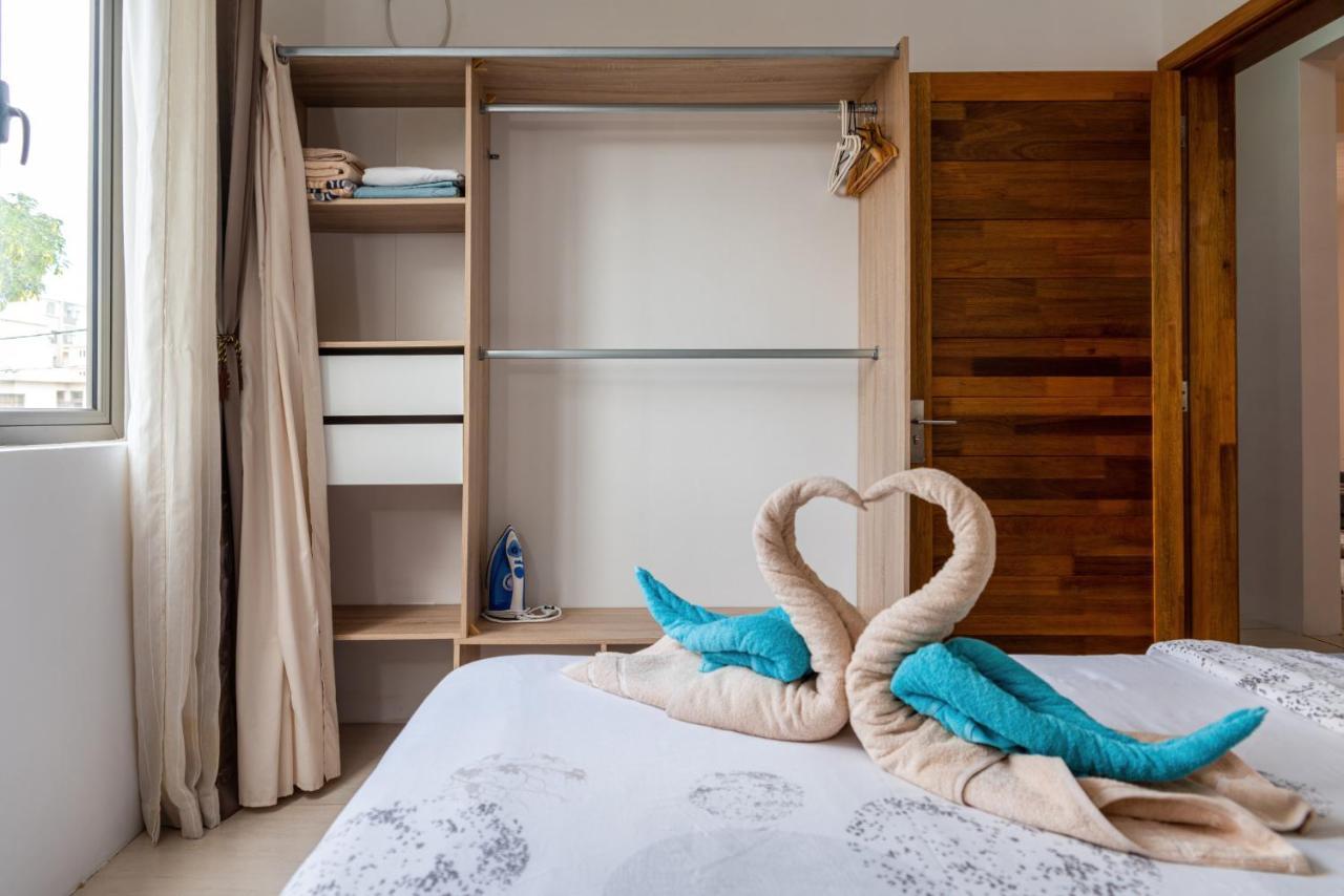West Wood Apartment: Poolside Retreat Near * Flic en Flac